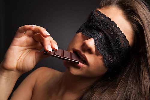 mujer comiendo chocolate