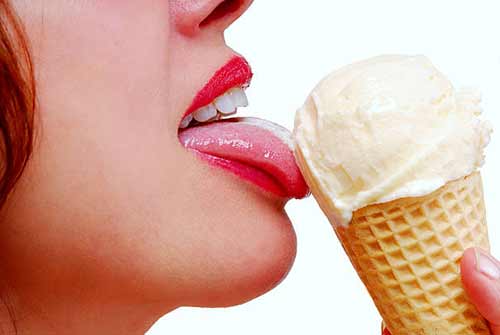 mujer sexy comiendo helado