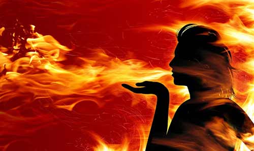 mujer soplando fuego
